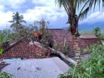TIMPA-RUMAH-Tim-BPBD-saat-melakula-evakuasi.jpg