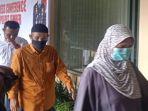 Tersangka-Korupsi-Kredit-Fiktif-BRI-tidak-memakai-baju-tahanan-saat-berada-di-Polres-Jember.jpg
