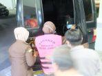 Tersangka-Korupsi-Kredit-Fiktif-di-BRI-Saat-keluar-dari-ruang-Kejaksaan-Negeri-Jember.jpg