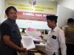 Timses-Caleg-DPRD-Jatim-Dwi-Nugraha-Avianto-saat-lapor-di-Kantor-Bawaslu-Jember.jpg