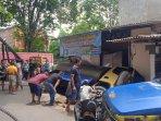 Truk-terperosok-di-got.jpg