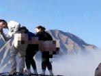 Turis-nunggingkan-pantat-di-bromo.jpg