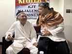 Ustadz-Yuyud-saat-bercengkaram-dengan-Juhani-saat-ditemui-di-hotelnya-Front-Tiba-Madinah.jpg