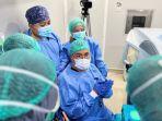 WETLAB-Peserta-dokter-mata-didampingi-instruktur-Prof-Dato-Dr-Khairidzan-bin-Mohd-Kamal.jpg
