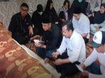 Wali-Kota-Surabaya-Eri-Cahyadi-saat-mendoakan-Whisnu.jpg