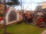 Warga-Desa-Mundurejo-berkumpul-di-depan-Lapas-Jember-sambut-kepulangan-Kadesnya-dari-tahanan.jpg
