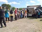 Warga-mengantre-untuk-membeli-bahan-kebutuhan-pokok-dalam-operasi-pasar.jpg
