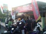 Warga-padati-Polsek-panji.jpg