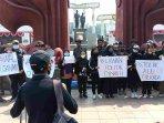 aksi-tolak-oligarki-di-tugu-pahlawan.jpg