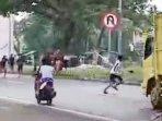 bocah-upaya-hentikan-truk.jpg