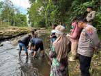 jasad-bayi-berjenis-kelamin-laki-laki-ditemukan-mengambang-di-sungai-Stail-Gambiran-Banyuwangi.jpg