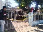 pasang-garis-polisi-di-rumah-nenek.jpg