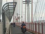 pengaman-jaring-kawat-besi-pada-kedua-sisi-bentang-jembatan.jpg