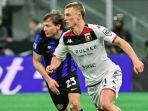 penyerang-Genoa-Albert-Gudmundsson-saat-laga-kontra-Inter-Milan.jpg