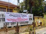 spanduk-berisi-peringatan-kepemilikan-lahan-di-Kantor-DPC-Partai-Golkar.jpg