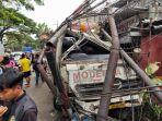 truk-molen-tabrak-warung.jpg