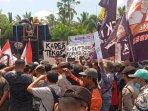 warga-demo-saat-ketua-MA-pidato.jpg