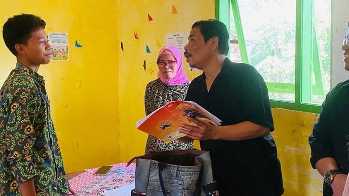 BAYARAN GURU HONORER - Anggota DPRD Provinsi Bengkulu, Usin Abdisyah Putra Sembiring (kemeja hitam), berbincang dengan siswa SMAN 12 Kabupaten Kaur, Jumat (31/10/2025). Sebanyak 16 guru honorer di SMAN 12 Kabupaten Kaur menerima bayaran Rp12.000 per jam yang bersumber dari urunan wali murid.