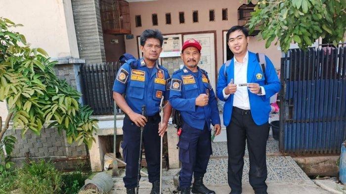 EVAKUASI NAME TAG - Farhan bersama petugas damkar. Name tag Farhan yang nyemplung di selokan berlapis beton terselamatkan berkat bantuan 8 petugas damkar. Insiden ini terjadi di Perum Margalaksana, Kelurahan Margadadi, Kecamatan/Kabupaten Indramayu, Rabu (16/7/2025).