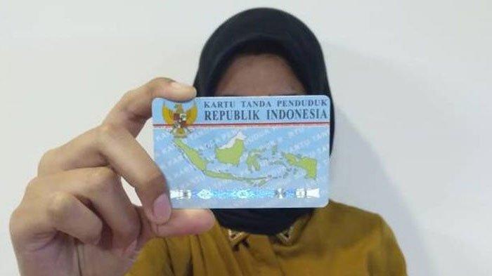 FOTO ILUSTRASI KTP - Seorang Wanita menunjukkan bagian belakang Kartu Tanda Penduduk (KTP).