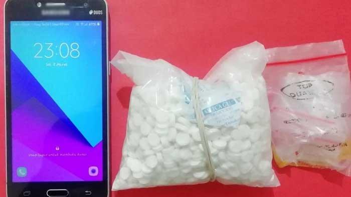 Pengedar Pil Dobel L di Kediri Tak Berkutik Dibekuk Polisi, Ratusan Butir Barang Haram Disita