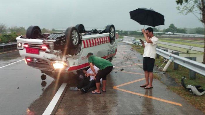 Ambulans Hilang Kendali dan Terguling di Tol Jombang-Mojokerto, Lima Orang Luka-luka