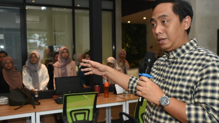 BERI SAMBUTAN - Adi Widodo, GM Bussines Tribun Jatim Network saat memberi sambutan dalam acara Hari Ulang Tahun (HUT) TribunJatim.com yang ke-9 dan TribunMadura.com yang ke-7,  di Kantor Tribun Jatim Network Jalan Kendangsari, Rabu, (11/2/2026).
