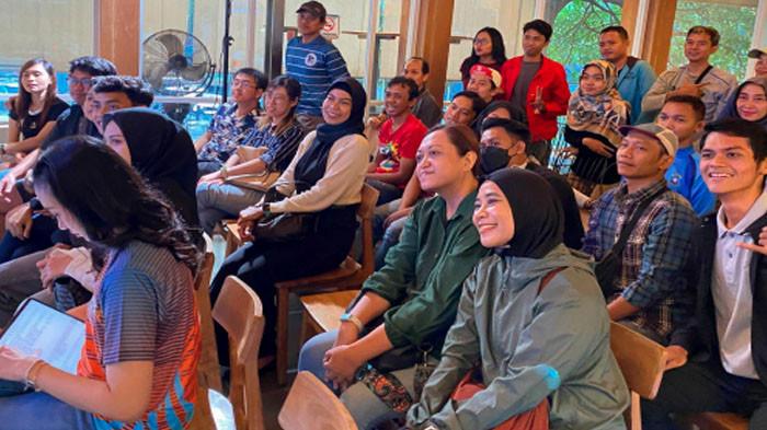 RUANG TEMU - Ajang Community Connect Vol. 3: Road to Raya Run 2025 di Coffee TGC, Jalan Basuki Rahmat, Surabaya, Minggu (5/10/2025). Acara ini menjadi ruang temu bagi komunitas pelari, kreator digital, dan masyarakat umum yang memiliki semangat serupa dalam menjalani gaya hidup sehat dan aktif. 