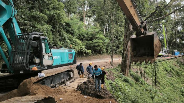 PERBAIKAN JALUR GUMITIR - Aktivitas Alat berat di Jalur Gumitir Jember, Jawa Timur, Senin (28/7/2025) Alat berat tersebut untuk memasang beton di titik rawan longsor Jalur Gumitir Jember.