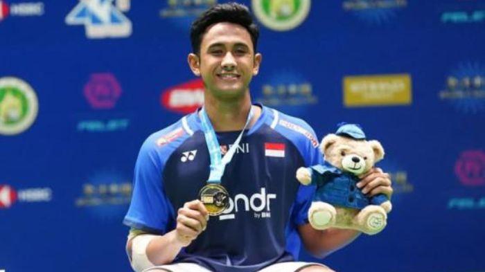 ALWI FARHAN JUARA - Ekspresi pebulu tangkis tunggal putra Indonesia, Alwi Farhan, saat menjuarai Macau Open 2025, Minggu (3/8/2025) dengan mengalahkan Justin Hoh. Ini sosok dan biodata sang penerus Taufik Hidyat.