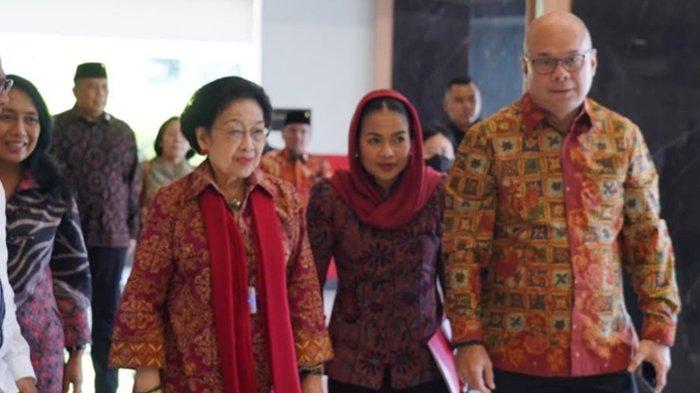 KAA - Anggota Komisi II DPR RI, Romy Soekarno (kanan), mendampingi Ketua Umum PDI Perjuangan (PDIP), Megawati Soekarnoputri menghadiri acara Peringatan 70 Tahun Konferensi Asia Afrika (KAA) di Perpustakaan Bung Karno, Kota Blitar, Jawa Timur, Sabtu (1/11/2025). 
