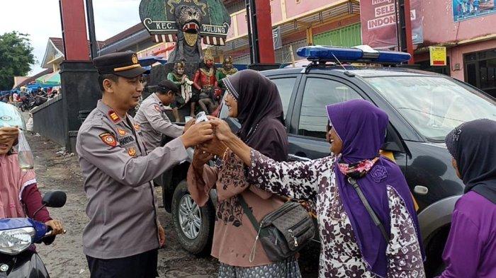Cagah DBD, Polisi di Ponorogo Bagikan Ikan Cupang untuk Basmi Jentik Nyamuk, Warga: 'Ampuh'
