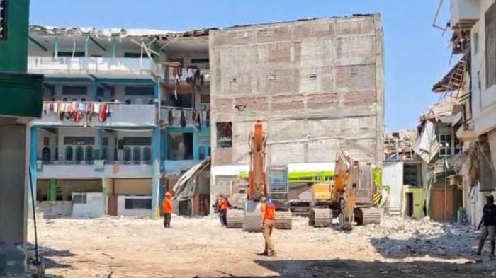 SELESAI – Area gedung runtuh di kompleks Pondok Pesantren Al Khoziny Sidoarjo yang sudah rata dengan tanah, Selasa (7/10/2025). Semua material reruntuhan sudah dibersihkan, para korban juga telah dievakuasi. Pencarian dan pertolongan pun telah dihentikan