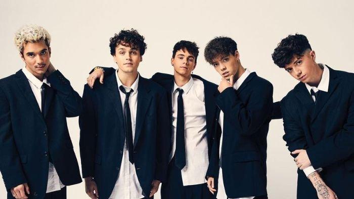 Arti Lirik Lagu 8 Letters - Why Dont We, Viral: When Your Hand’s In Mine, It’s Like I’m Whole Again