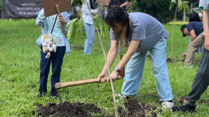 Ascott Waterplace Surabaya menggelar kegiatan penanaman pohon yang bertajuk 'One Stay One Tree' bersama para tamu asing dan juga karyawan di Forest Park Pakuwon, Surabaya, Rabu (22/4/2026).