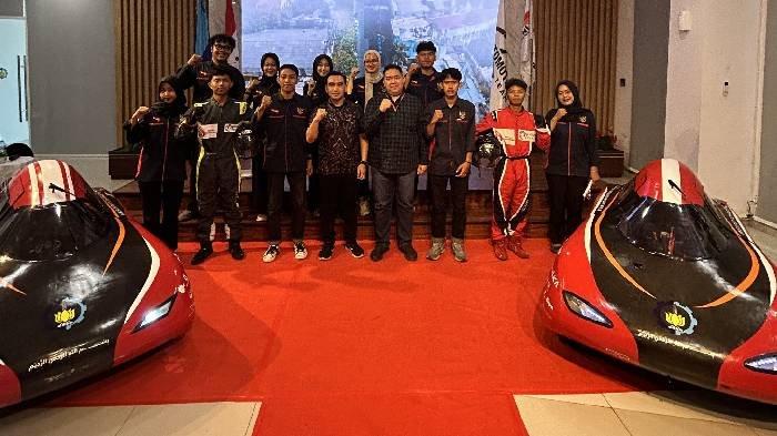 LAUNCHING - Asian Bearindo Group menghadiri Launching Mobil Nogogeni X Evo dan Nogogeni VIII dalam rangka keikutsertaan Nogogeni ITS Team pada Kontes Mobil Hemat Energi (KMHE) 2025, yang diselenggarakan oleh Direktorat Pembelajaran dan Kemahasiswaan (Belmawa) Ditjen Dikti Republik Indonesia pada Kamis, 2 Oktober 2025, di Gedung Research Center Lantai L ITS.