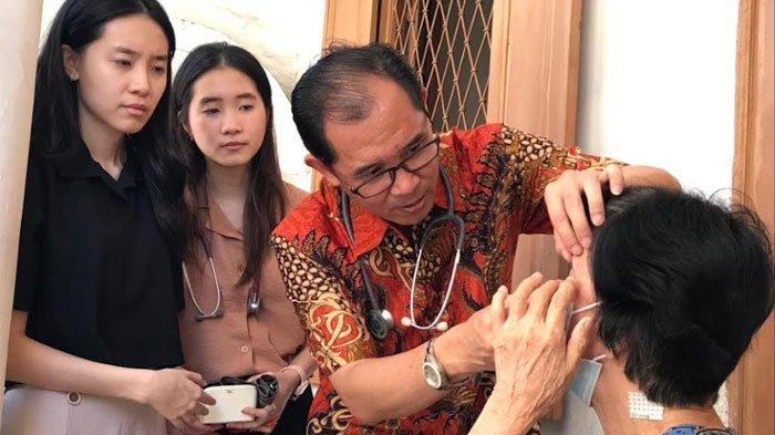 Nyaleg Lewat PSI, Dokter Michael Aktif Door to Door Obati Pasien Lansia Miskin di Surabaya