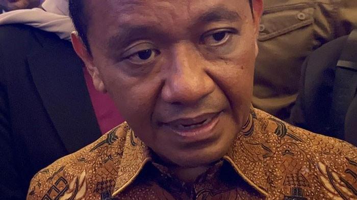 MEME - Menteri Energi dan Sumber Daya Mineral (ESDM) Bahlil Lahadalia ditemui usai acara HIPMI-Danantara Business Forum 2025 di Kempinski Grand Ballroom, Jakarta, Senin (20/10/2025). Ia mengaku tak tahu sejumlah kader melaporkan pembuat meme dirinya ke polisi.