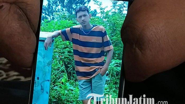 FOTO - Bambang Kusnandar menunjukkan foto anaknya, Raffa Galang Prayoga (19) semasa hidup, Sabtu (8/11/2025). Raffa Galang Prayoga ditemukan dalan kondisi penuh luka bacok di sekujur tubuh dengan tangan terikat ke belakang dan kedua mata ditutup kain, di jalan setapak Desa Samaran, Kecamatan Tambelangan, Kabupaten Sampang, Madura pada Minggu (2/11/2025).