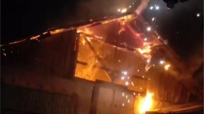 Kebakaran Hebat Ludeskan Pabrik Tahu di Situbondo, Diduga Dipicu Api dari Tumpukan Kayu