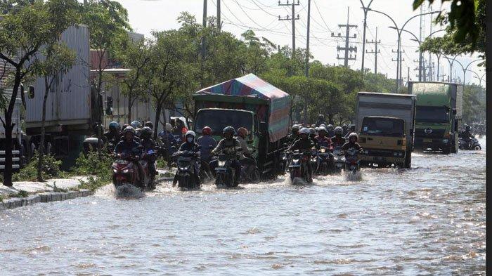 Ajak Warga Ikut Perangi Banjir dengan Tak Buang Sampah di Saluran Air, AH Thony: Sebar Satgas Sampah