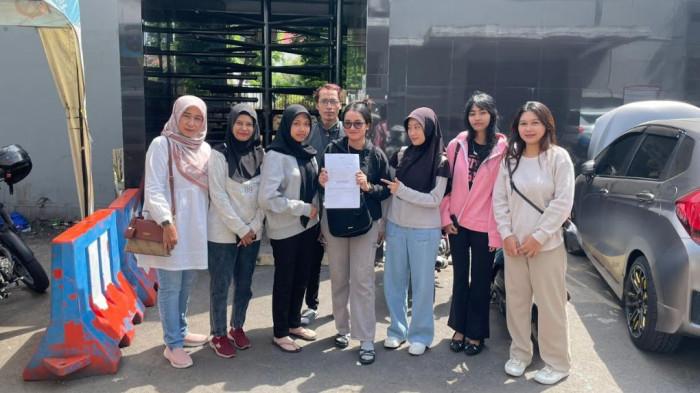 KORBAN PENIPUAN MODUS PINJOL - Belasan korban penipuan dari Yogi Yuditiantara melaporkan dugaan penipuan ke Polrestabes Surabaya. Yogi hingga kini belum dapat dikonfirmasi.