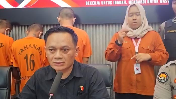 Kasatreskrim Polres Trenggalek, AKP Eko Widiantoro memimpin rilis ungkap kasus di Mapolres Trenggalek, Jalan Brigjen Soetran, Kelurahan Ngantru, Kecamatan/Kabupaten Trenggalek, Selasa (30/9/2025). 9 orang warga Kecamatan Munjungan, Kabupaten Trenggalek diringkus atas aksi pencurian kotak amal di sejumlah masjid.