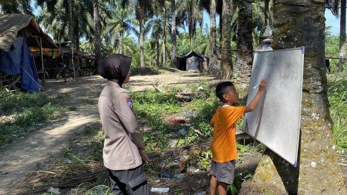 Sosok Nia Anak Pedalaman Kini Jadi Polwan, Ngajar Bocah Baca Tulis Ngaji di Hutan, Kapolres Bangga
