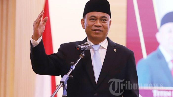 SUAP JUDI ONLINE - enteri Koperasi Kabinet Merah Putih Budi Arie Setiadi memberikan kata sambutan pada acara serah terima jabatan dan pisah sambut di Gedung Kementerian Koperasi dan UMKM, Kuningan, Jakarta Selatan, Senin (21/10/2024). Kini dia dituding menerima jatah untuk melindungi situs judi online agar tidak diblokir pemerintah.