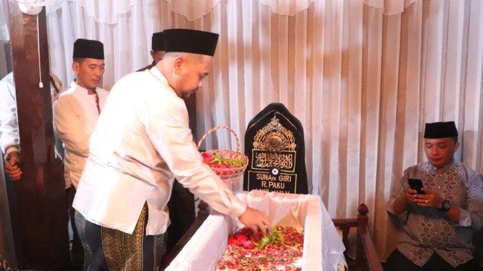 Bupati Gresik Fandi Akhmad Yani di makam Sunan Giri saat menjalankan tradisi Malem Selawe