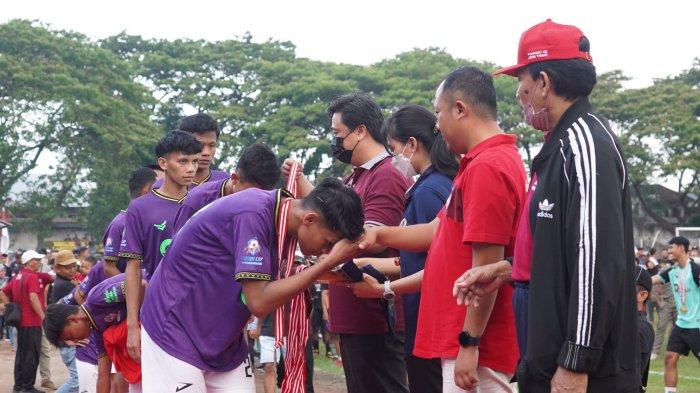 Bupati Mas Dhito Beri Bonus Rp 7 Juta untuk Top Skor dan Top Player di Piala Bupati