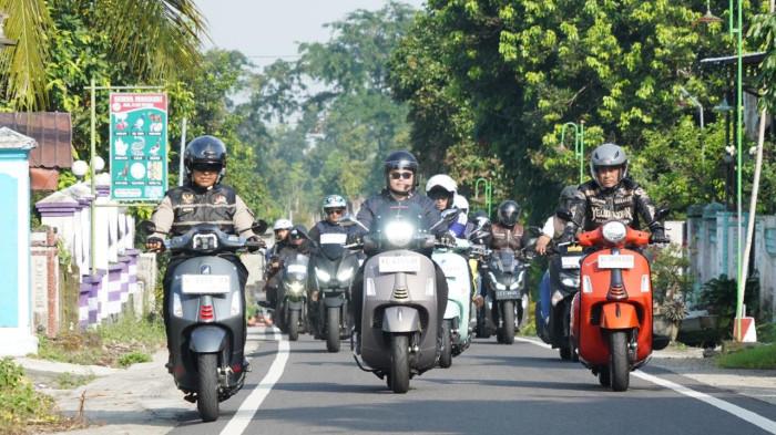 BANTUAN - Bupati Kediri Hanindhito Himawan Pramana mengunjungi Mbah Minem (66) seorang penjual bunga tabur ziarah asal Dusun Krajan Desa Branggahan Kecamatan Ngadiluwih, Kamis (21/5/2026).
