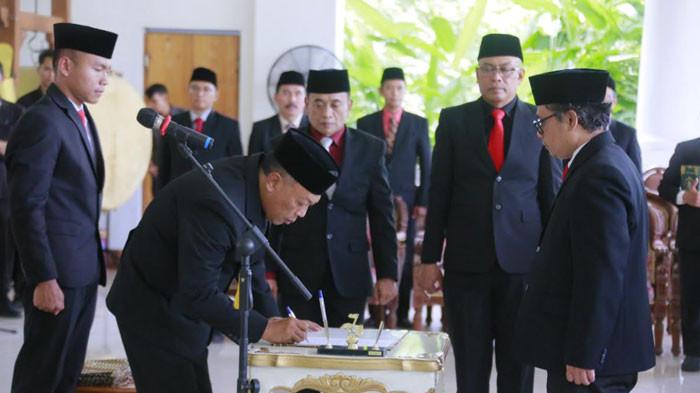 MUTASI - Bupati Ponorogo Sugiri Sancoko saat mutasi jabatan di digelar di belakang pringgitan (sebutan rumah dinas Bupati Ponorogo), Jalan Alun-alun Utara, Kelurahan Mangkujayan, Kecamatan Ponorogo, Kabupaten Ponorogo, Jatim, Jumat (7/11/2025) sore. Pasca Mutasi Bupati Ponorogo Sugiri Sancoko terjaring OTT