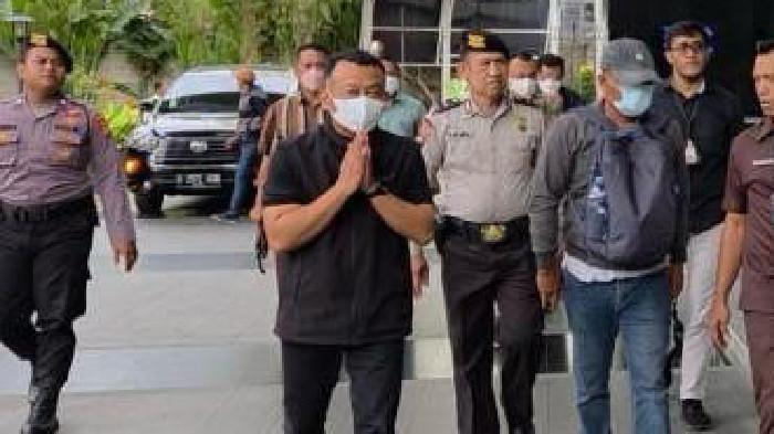 BUPATI PONOROGO - Bupati Ponorogo Sugiri Sancoko saat tiba di Gedung KPK, Jakarta, Sabtu (8/11/2025) usai terjaring OTT KPK pada Jumat kemarin